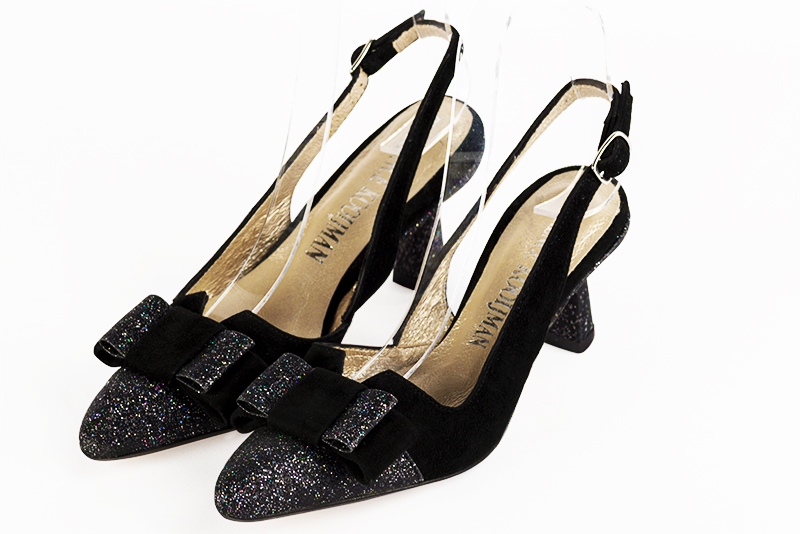 Gloss black women's dress pumps, with a knot on the front. Tapered toe. Medium spool heels. Front view - Florence KOOIJMAN